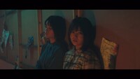 欅坂46「黒い羊」ミュージックビデオのワンシーン。