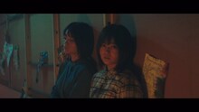 欅坂46「黒い羊」ミュージックビデオのワンシーン。