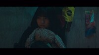 欅坂46「黒い羊」ミュージックビデオのワンシーン。