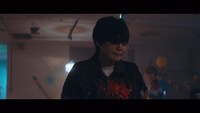 欅坂46「黒い羊」ミュージックビデオのワンシーン。