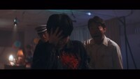 欅坂46「黒い羊」ミュージックビデオのワンシーン。