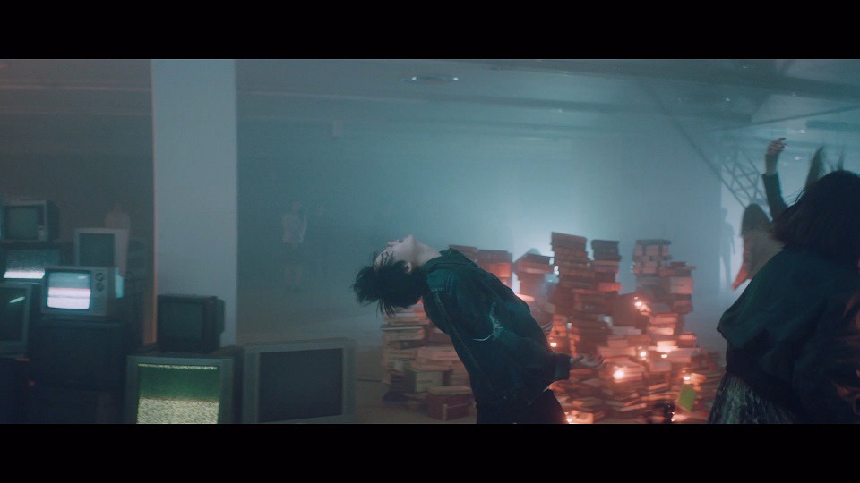 欅坂46「黒い羊」ミュージックビデオのワンシーン。