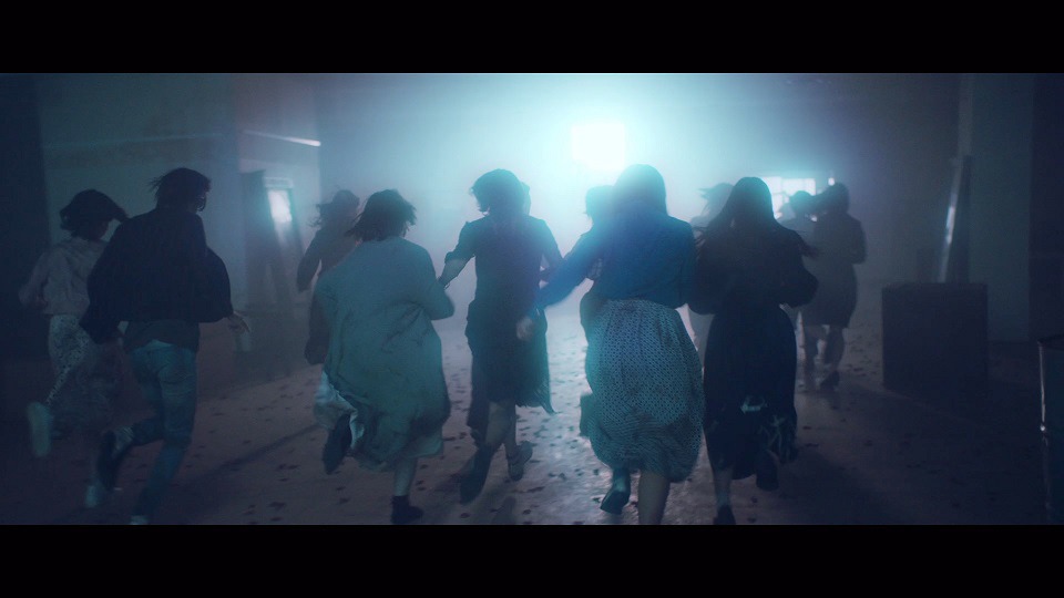 欅坂46「黒い羊」ミュージックビデオのワンシーン。