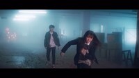 欅坂46「黒い羊」ミュージックビデオのワンシーン。