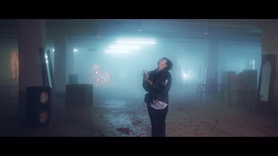 欅坂46「黒い羊」ミュージックビデオのワンシーン。