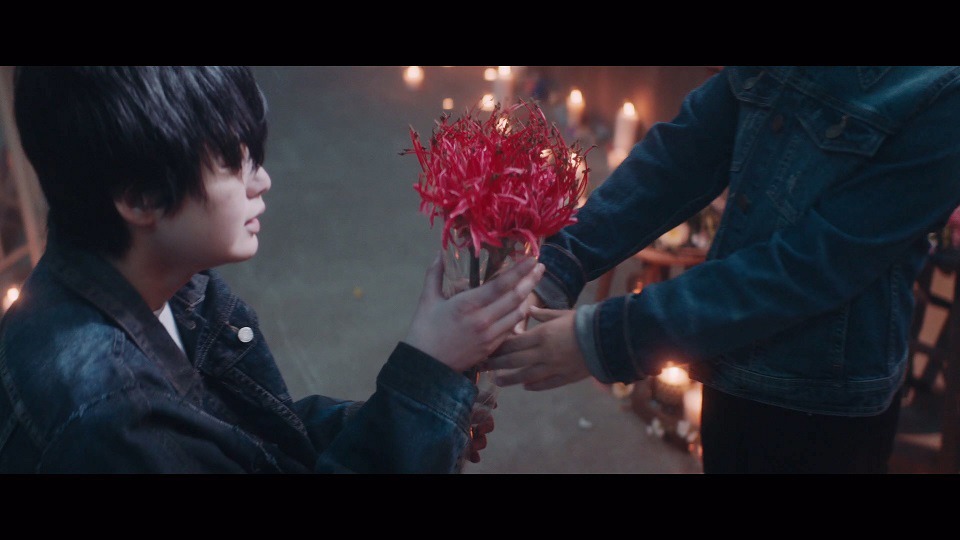 欅坂46「黒い羊」ミュージックビデオのワンシーン。