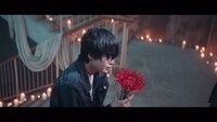 欅坂46「黒い羊」ミュージックビデオのワンシーン。