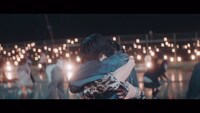 欅坂46「黒い羊」ミュージックビデオのワンシーン。