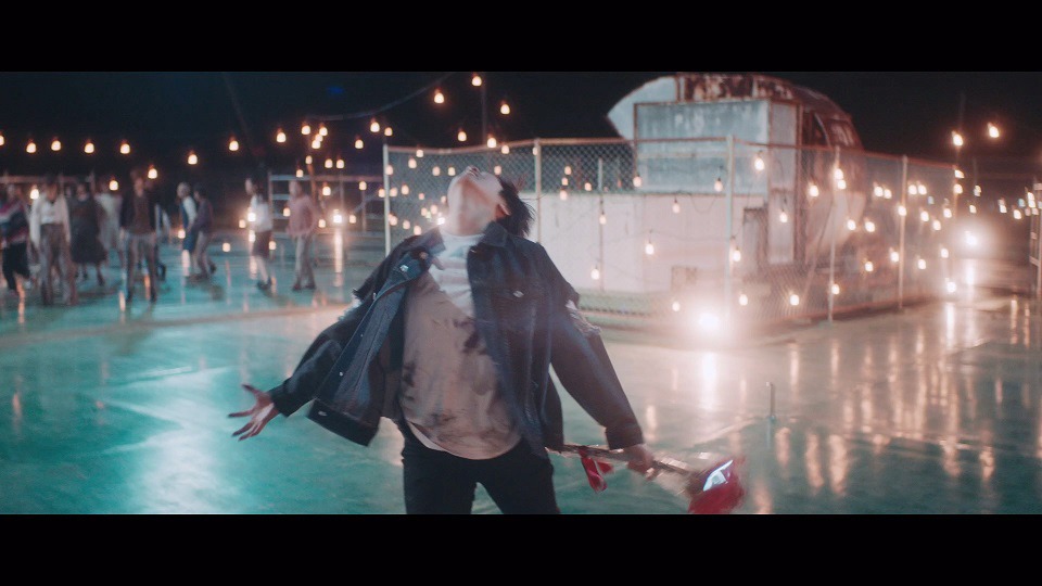 欅坂46「黒い羊」ミュージックビデオのワンシーン。