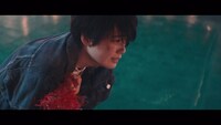 欅坂46「黒い羊」ミュージックビデオのワンシーン。