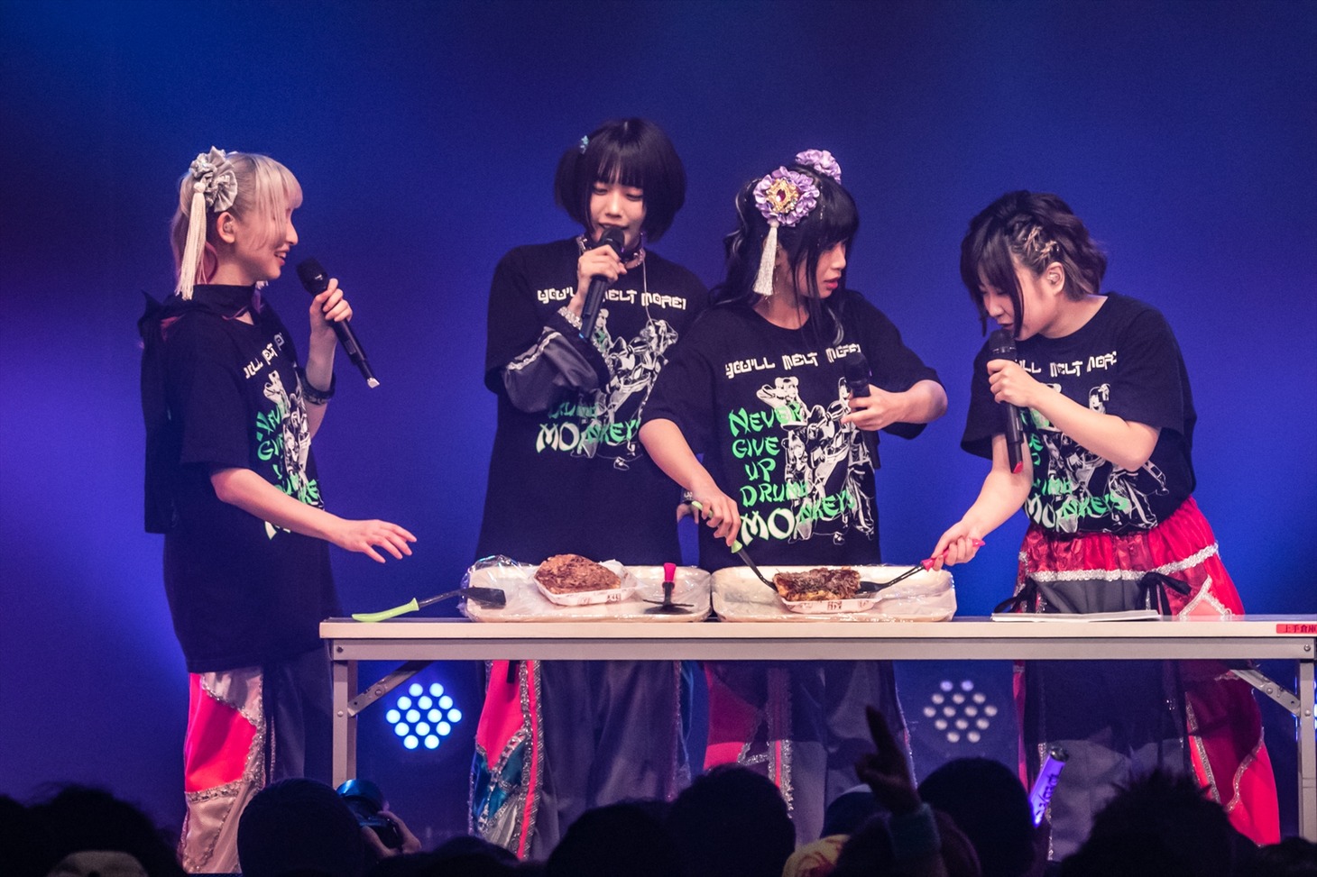 お好み焼きをひっくり返すゆるめるモ！（Photo by SAKURA）