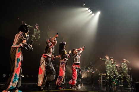 兵士たちに銃撃されるゆるめるモ！。（Photo by shinz）