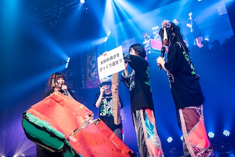 スイカの中から次の指令を見つけたゆるめるモ！。（Photo by shinz）