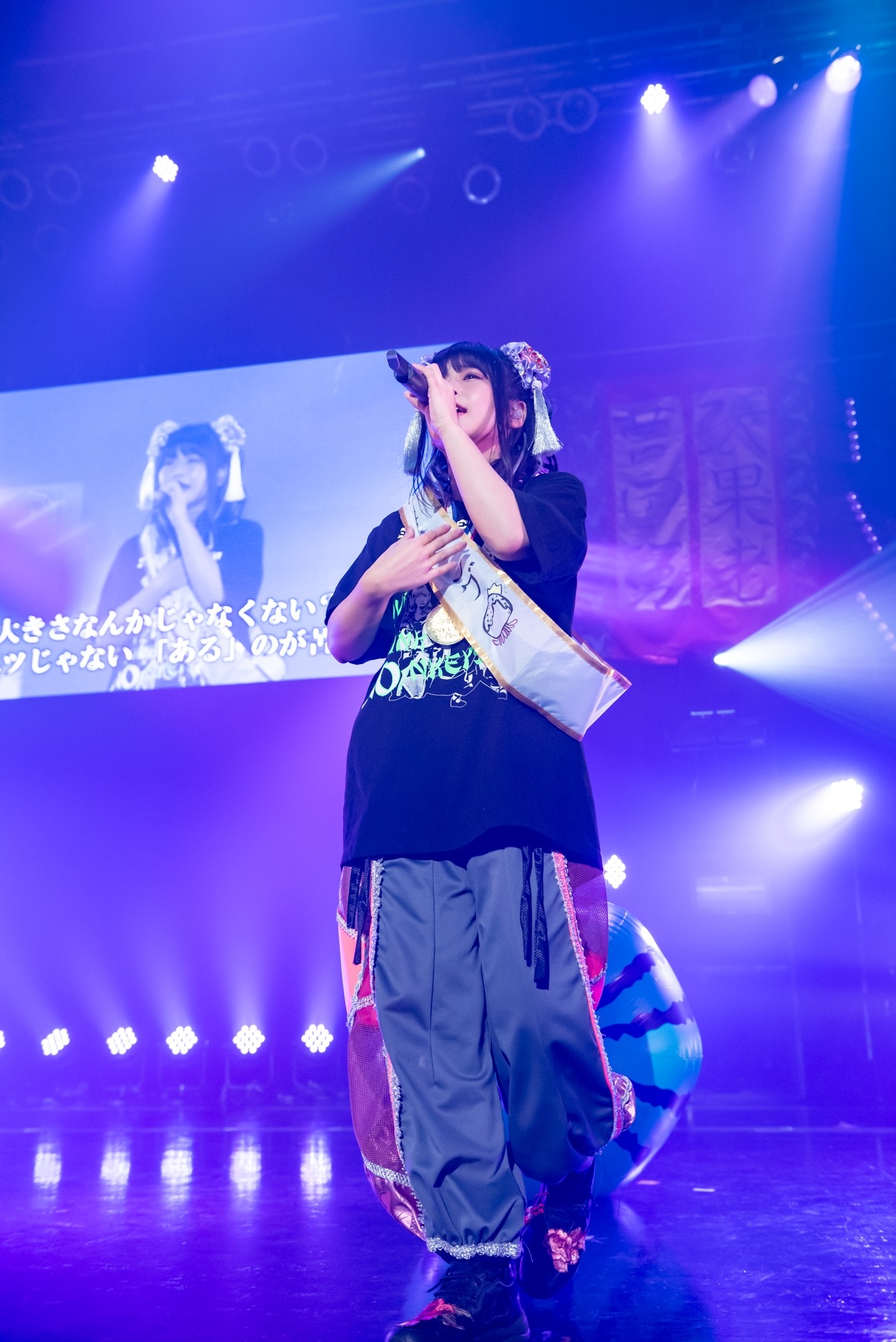 熱唱する「初代たこ焼キング」ことけちょん。（Photo by shinz）