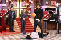 ヘルボールをレクチャーするGACKT。(c)日本テレビ