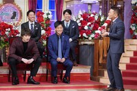 新田真剣佑（左下）とレギュラー主演者たち。(c)日本テレビ