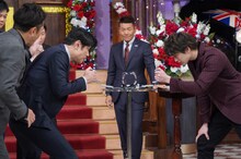 「ビリビリゲーム」に挑む新田真剣佑（右）。(c)日本テレビ