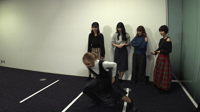 反復横跳びをするアップアップガールズ（仮）。