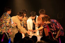 恵方巻を手に取る超特急。（撮影：米山三郎）