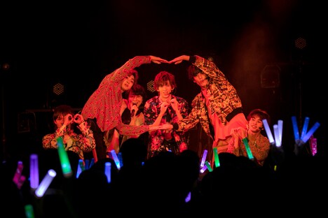 「超えてアバンチュール」のパフォーマンスの様子。（撮影：米山三郎）