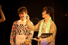 男8号車との3番勝負でMCを担当したタクヤ（右）。（撮影：米山三郎）