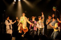 「肩車スクワット対決」の様子。（撮影：米山三郎）