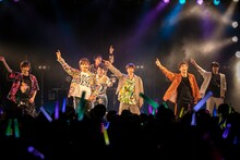 男8号車・とりさんと「超越マイウェイ」を披露する超特急。（撮影：米山三郎）