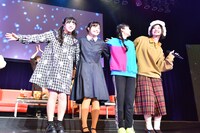 「ロマンティック浮かれモード」を歌う中山莉子、Nao☆、柏木ひなた、小林歌穂（左から）。