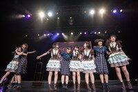 「ベイビィ・エビネギ・ポップ！ 」を歌う私立恵比寿中学とNegicco。