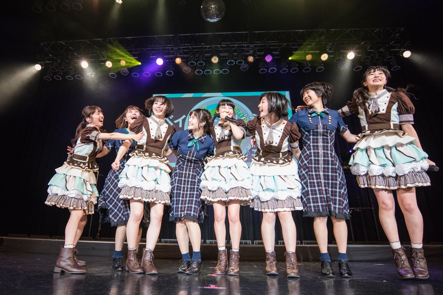 「ベイビィ・エビネギ・ポップ！ 」を歌う私立恵比寿中学とNegicco。