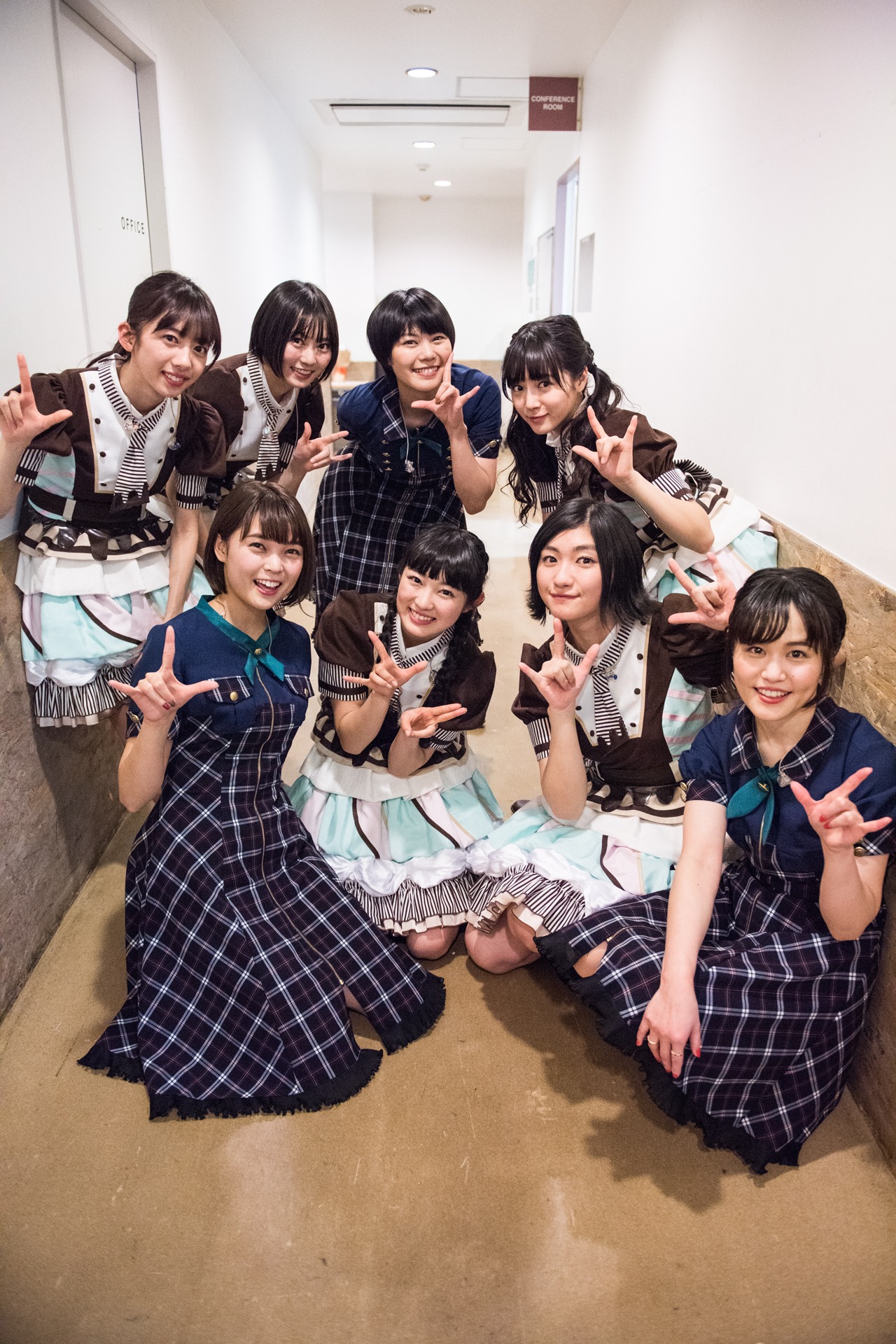 終演後に記念撮影する私立恵比寿中学とNegicco。