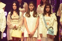 左から藤井夏恋、楓、山口乃々華。