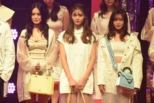 左から藤井夏恋、楓、山口乃々華。