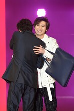 オースティン・マホーンと抱き合う新田真剣佑（右）。