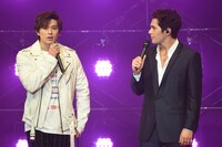 左から新田真剣佑、オースティン・マホーン。