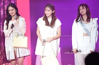 左から藤井夏恋、楓、山口乃々華。