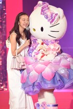 板野友美とハローキティ。