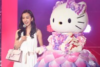 板野友美とハローキティ。