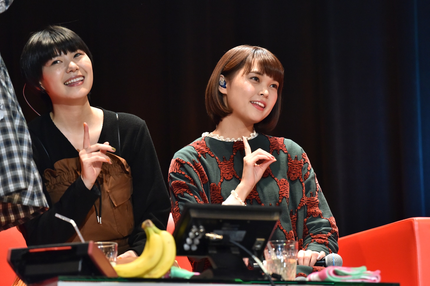 エビ中の歌に合わせて踊るMegu（左）とKaede（右）。