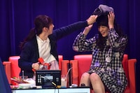 中山莉子（右）に帽子をかぶせる真山りか（左）。