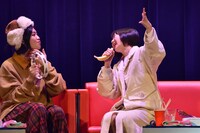 バナナをマイク代わりに熱唱する安本彩花（右）。