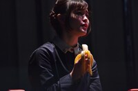 バナナを食べながら歌に聴き入るNao☆。