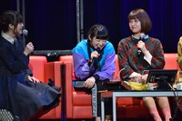 Nao☆（左）が繰り出すギャグに爆笑する柏木ひなた（中央）とすまし顔のKaede（右）。