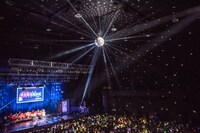 小林歌穂が歌う「またあえるかな」に合わせて回転するミラーボール。