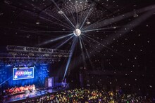 小林歌穂が歌う「またあえるかな」に合わせて回転するミラーボール。