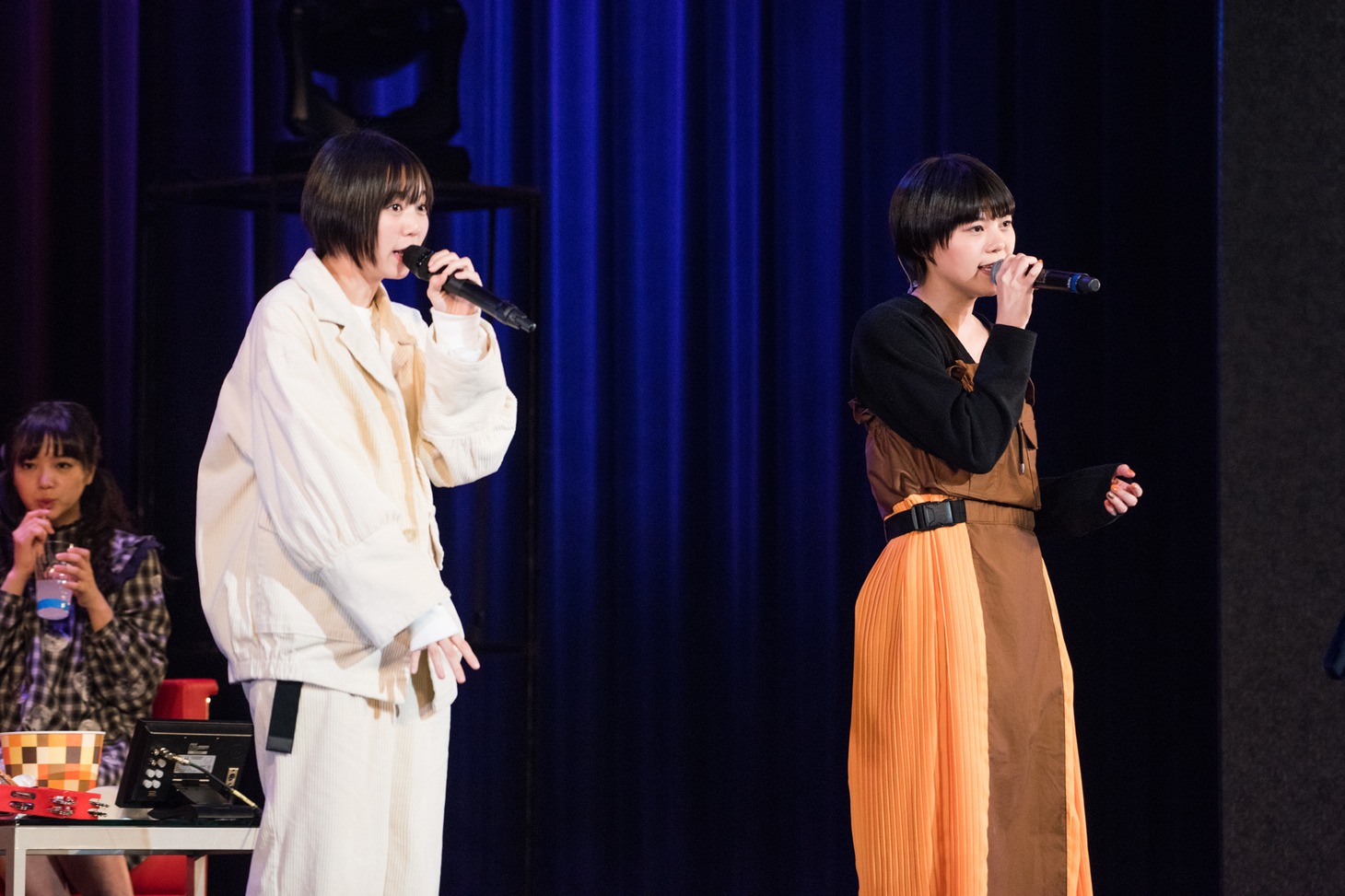 「たそがれシアター」を歌う安本彩花（左）とMegu（右）。