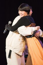 「たそがれシアター」を歌い終えて抱き合う安本彩花（左）とMegu（右）。