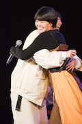 「たそがれシアター」を歌い終えて抱き合う安本彩花(左)とMegu(右)。