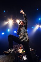 鈴木圭介（Vo）（撮影：新保勇樹）