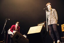 左からグレートマエカワ（B）、鈴木圭介（Vo）。（撮影：新保勇樹）